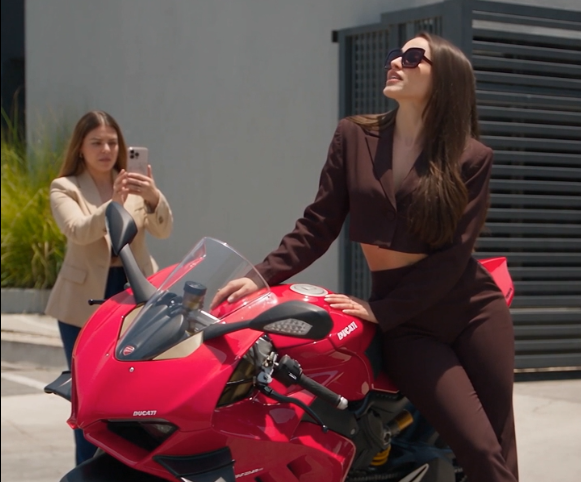 La presumida se lucía con la Ducati fucsia… hasta que apareció la verdadera dueña