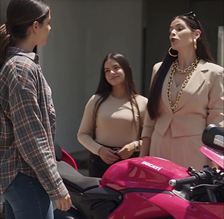 La presumida aseguró que la Ducati rosa era suya, pero la verdadera propietaria estaba frente a ella