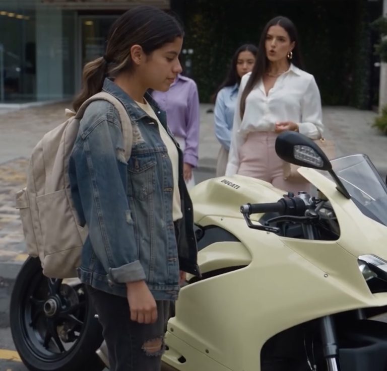 La mujer presumió una Ducati crema que no era suya, pero la verdadera propietaria tenía la llave
