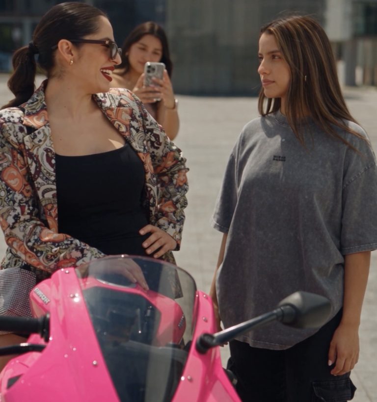 La mujer presumió la motocicleta rosa frente a su amiga, hasta que apareció la verdadera dueña