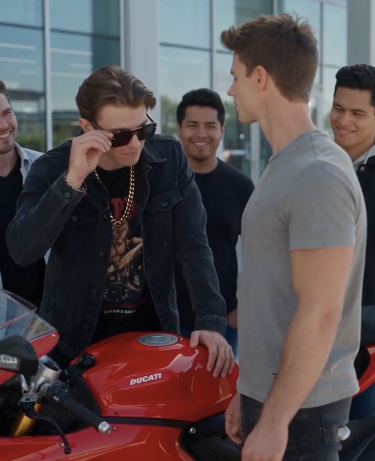 El presumido siguió posando con la motocicleta roja hasta que descubrió quién era el verdadero dueño