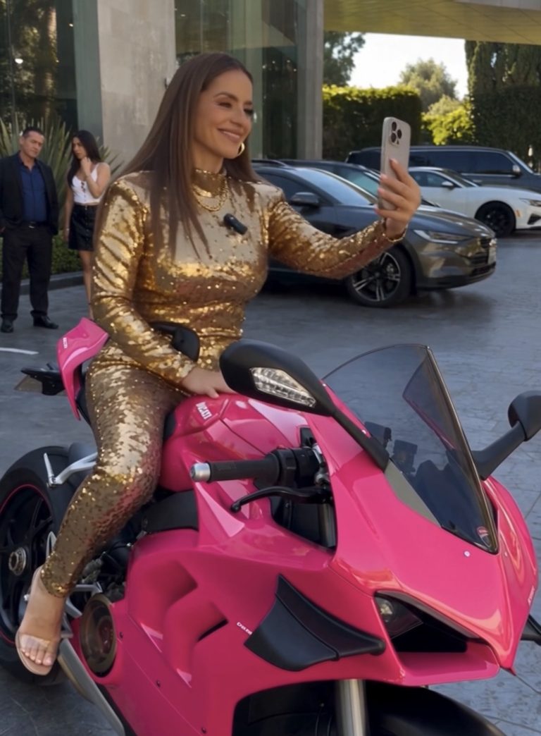 La presumida se burló de la joven junto a la Ducati rosada sin imaginar cómo terminaría descubriéndose la verdad