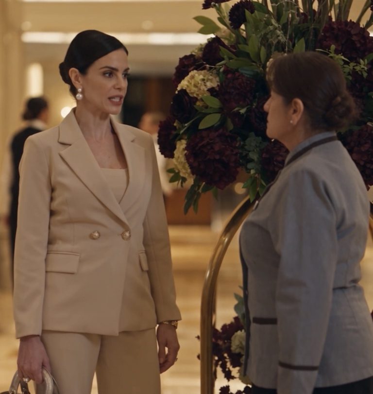 La florista se negó a entregar el arreglo sin cobrar y Verónica descubrió que su evento dependía de una decisión urgente