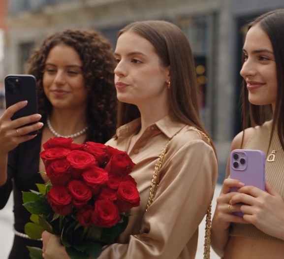Presumió que su bolso valía más que un puesto de flores: una sola llamada convirtió su foto perfecta en una vergüenza