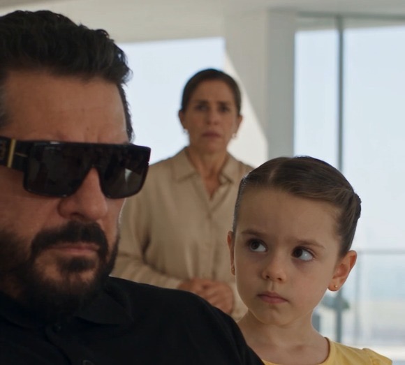 Mia descubrió que Tío Lorenzo podía verla, pero la razón de su silencio sorprendió a toda la familia