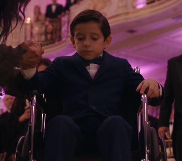 La mendiga que hizo levantarse al niño en plena gala