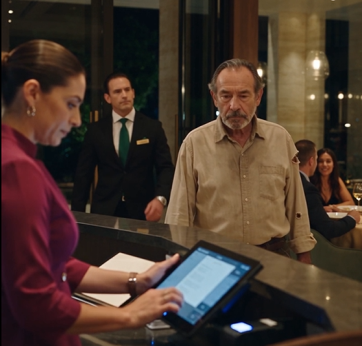 El gerente expulsó a un hombre humilde sin saber que acababa de echar al dueño del restaurante