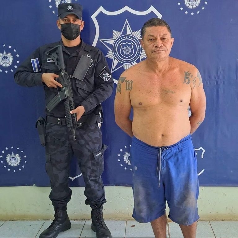 Una fotografía de un hombre retenido se volvió viral, pero un detalle reveló que la historia era muy diferente