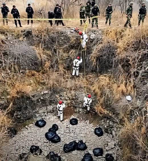 Unos extraños bultos aparecieron en una barranca y los vecinos descubrieron qué estaban retirando