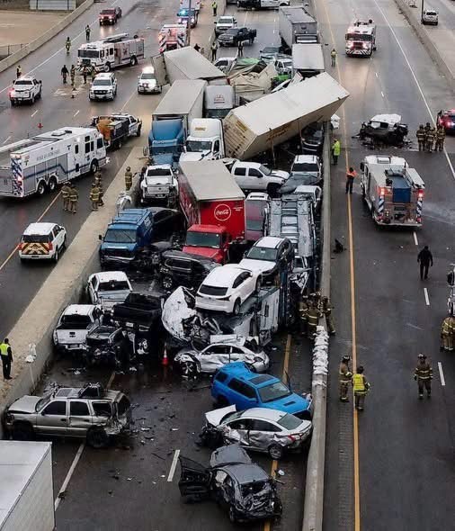 Una fila de vehículos apareció detenida en la autopista y un conductor descubrió el detalle que nadie estaba viendo