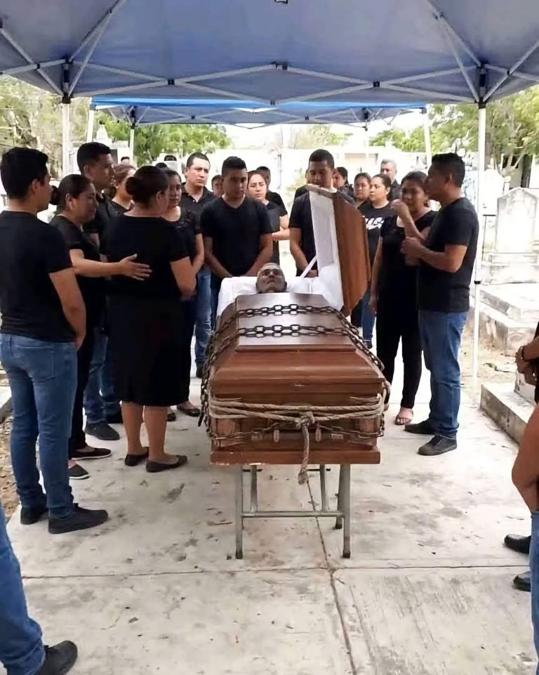 La maleta aparecía rodeada de correas y todos pensaban que algo extraño había ocurrido durante el viaje